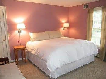 The Bond 1786 (adults Only) Inn Warrensburg